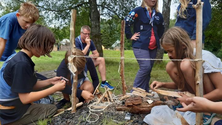 Juniorspejdere tænder bål